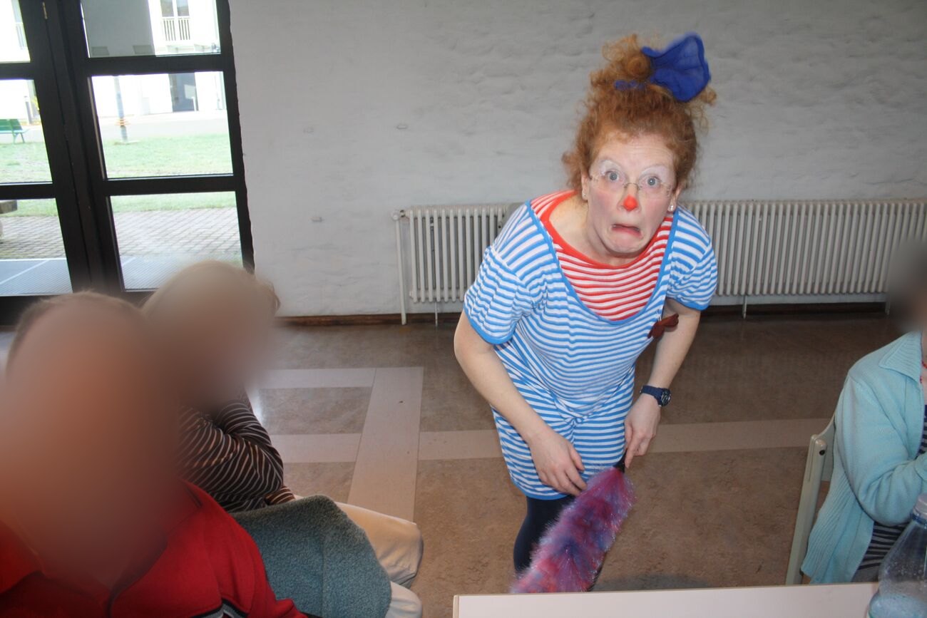 Pauline Pillepalle spielt vor einer Gruppe, ein Mann lacht herzlich