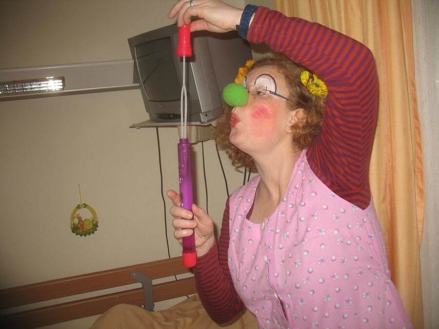 Pauline Pillepalle pustet in einem Zimmer