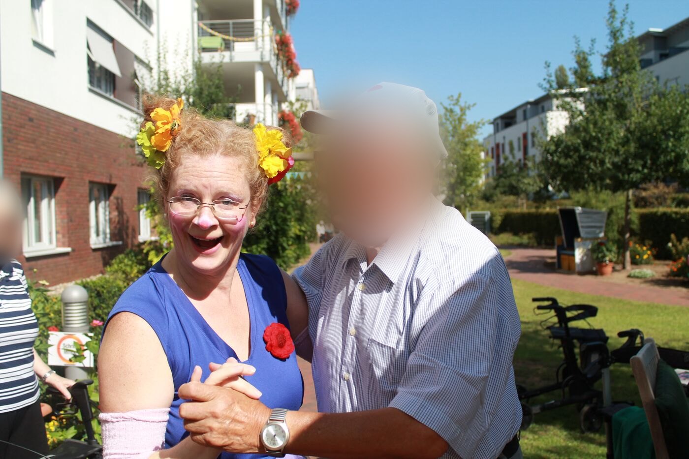 Pauline Pillepalle tanzt im Garten mit einem älteren Herrn